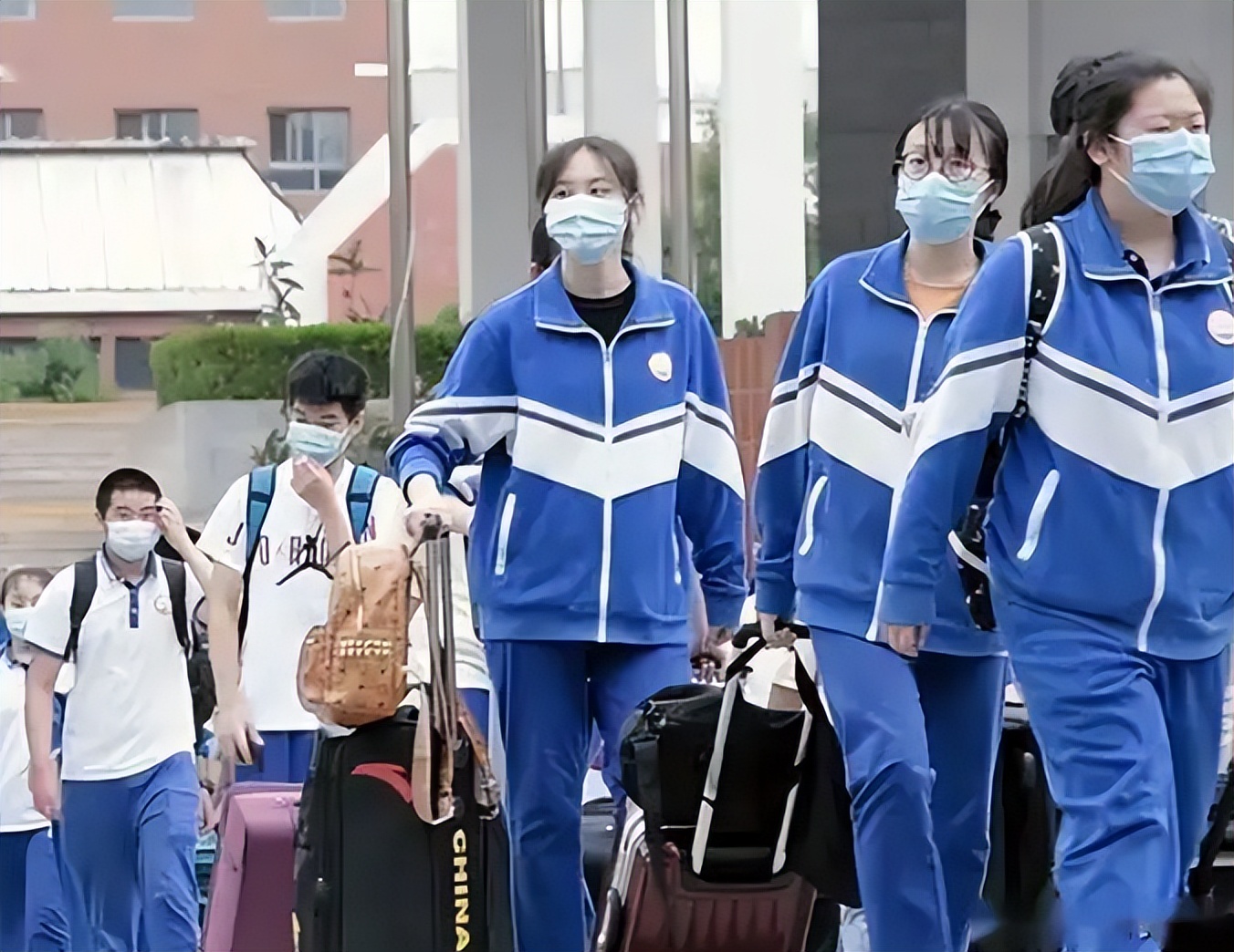 天价校服政府回应说法,天价校服事件如何处理的