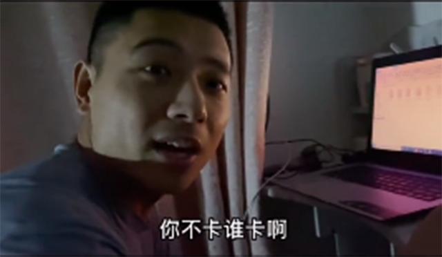 帅小伙修电脑,河南小伙给女朋友修电脑