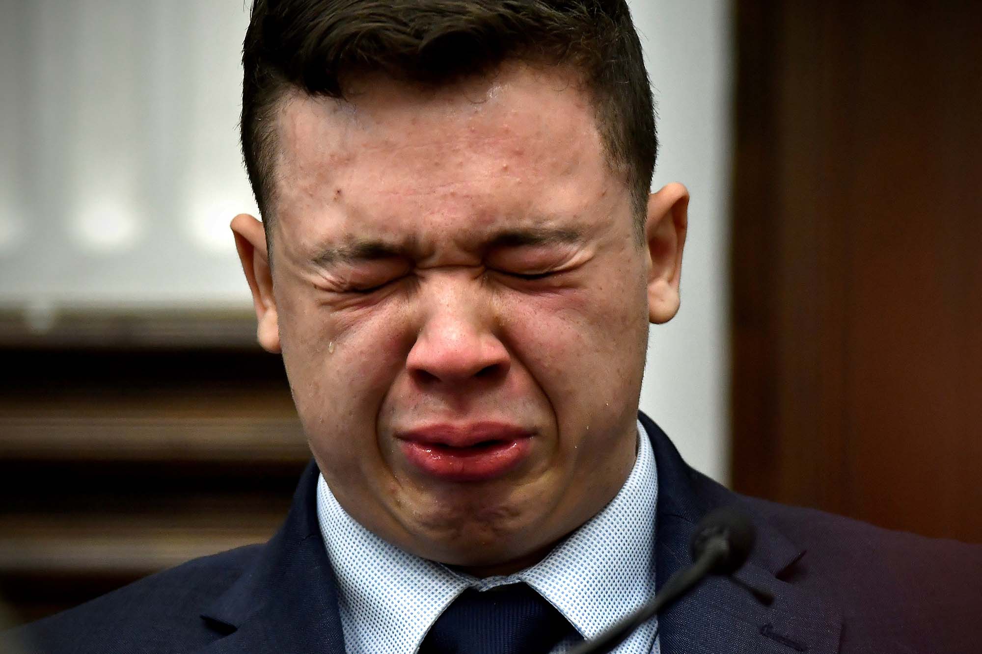 枪击致二人死的白人青年被判无罪后立刻见了特朗普，极右人士欢呼“今后有了开枪许可”，美国多地进行抗议