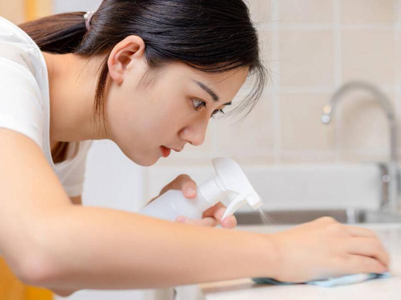 女子腹部痒，医生用镊子夹出16只阴虱！原来阴虱有4个传播途径