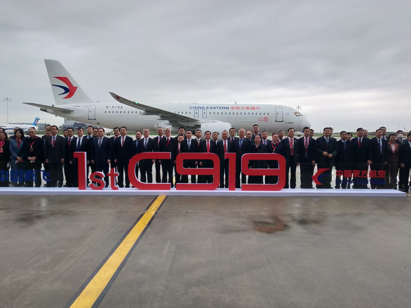 国产大飞机c919正式交付东方航空,国产大飞机c919首飞内部视频