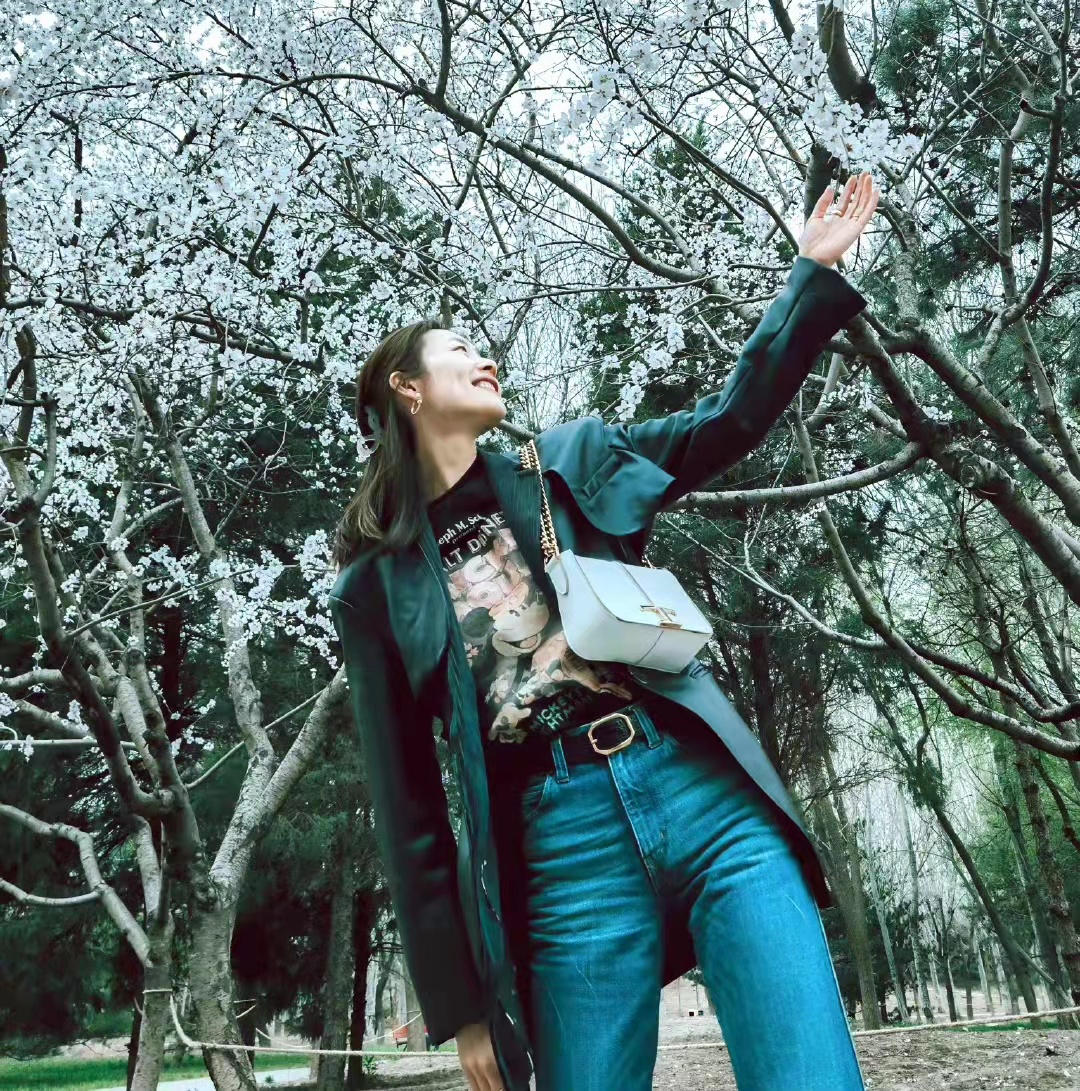 刘雯穿黑西装和黑长裙,刘雯夏日港风