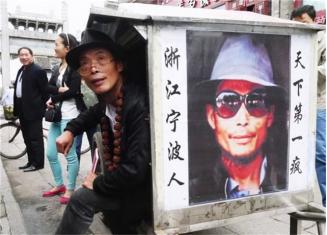 宁波小伙拉一破板车徒步35年,宁波徒步小伙