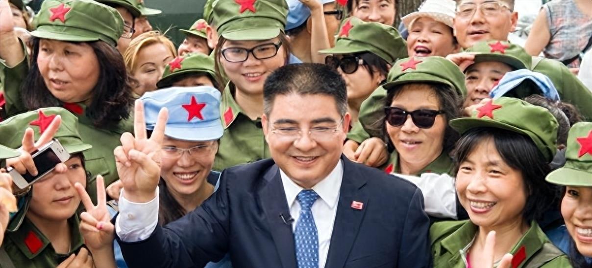 他把现金堆成山，高调捐款20亿后“消失”，如今出现在家种地？