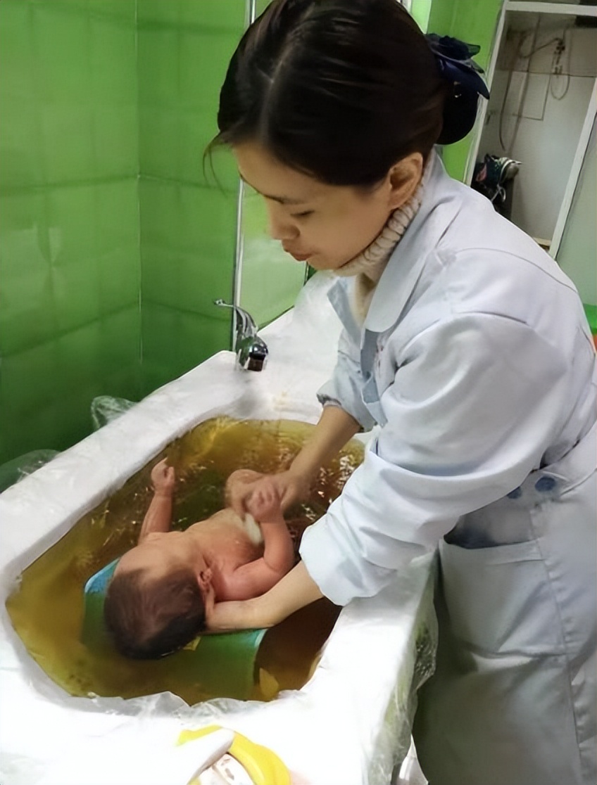 女子带3岁儿子洗药浴，不料却洗出绝症，*底卧**2年讨公道，结局如何