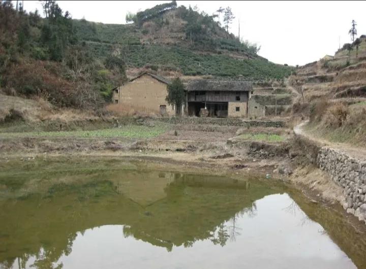 门前有水向右流什么意思,门前有水不是福屋后有山灾祸足