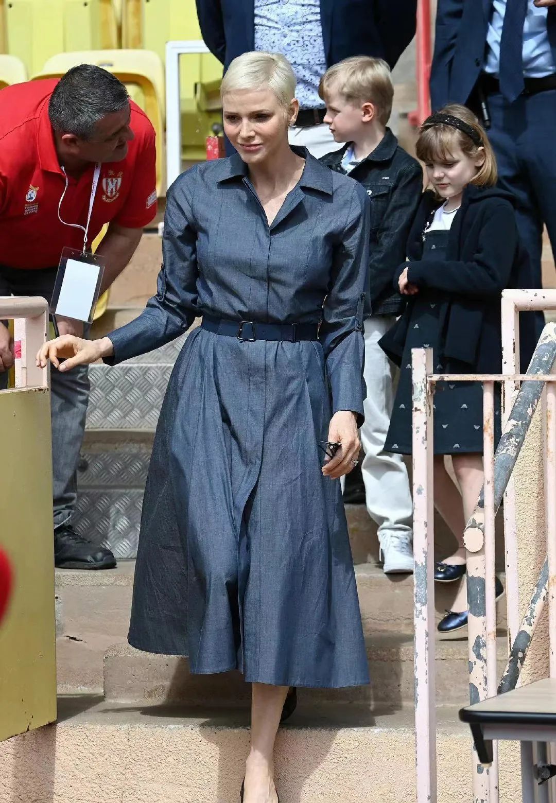 孟晚舟紫色连衣裙,孟晚舟蓝色连衣裙