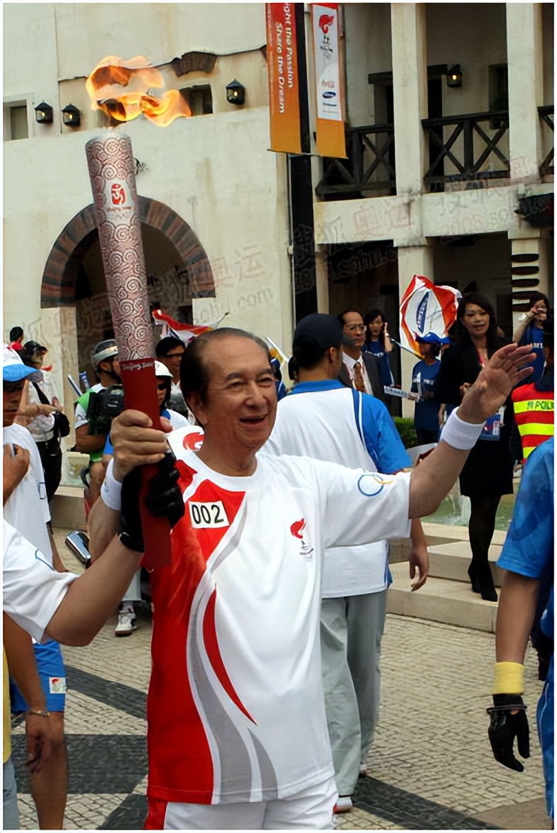 赌王何鸿燊：86万续命针每日一针，800万金丝楠木棺开启世纪葬礼