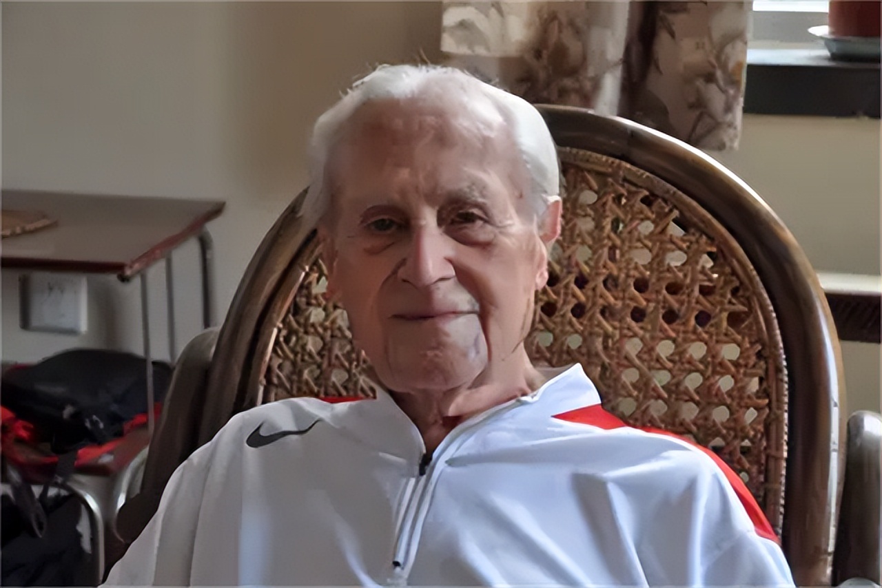 76年毛主席病逝，*国锋华**紧急召开会议：有三个问题需要尽快解决