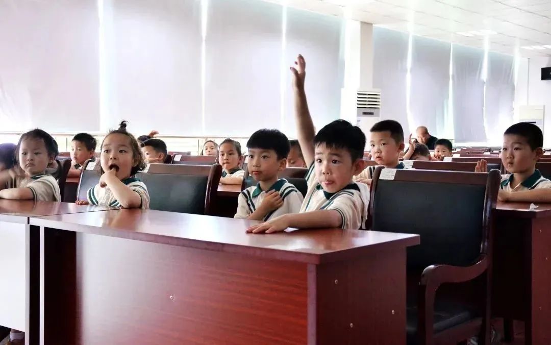 小萌娃应邀进警营警彩体验零距离,警彩少年平安校园