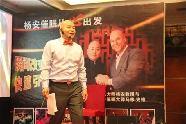 国产催眠大师1秒钟催眠主持人,国外催眠师街头3秒点穴催眠