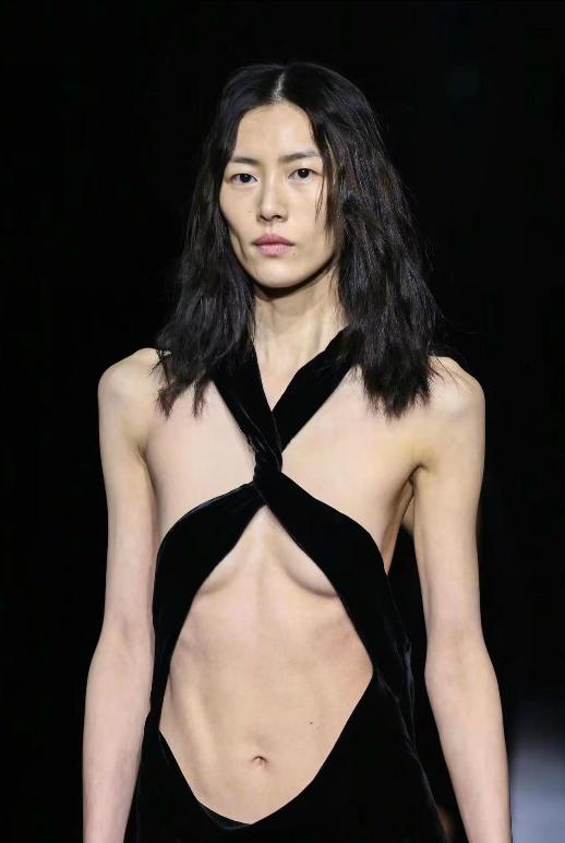 刘雯穿大翅膀走秀视频,刘雯贺聪维密