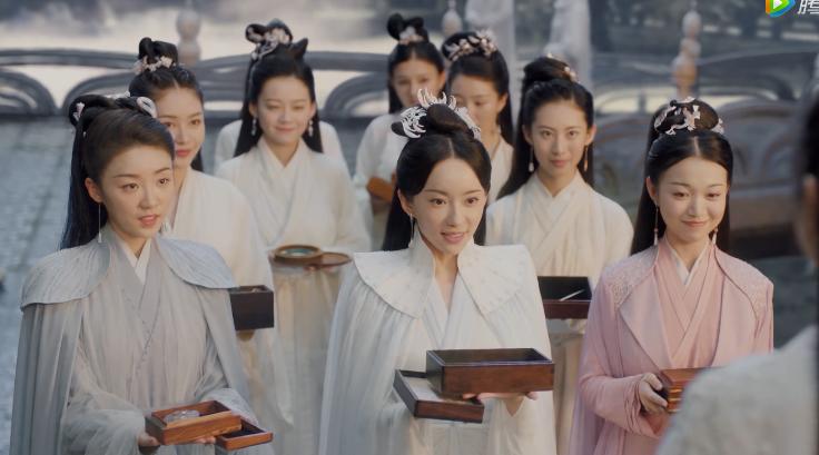 她也翻车了？？明明那么美，却被造型毁到没眼看，她这是怎么了？