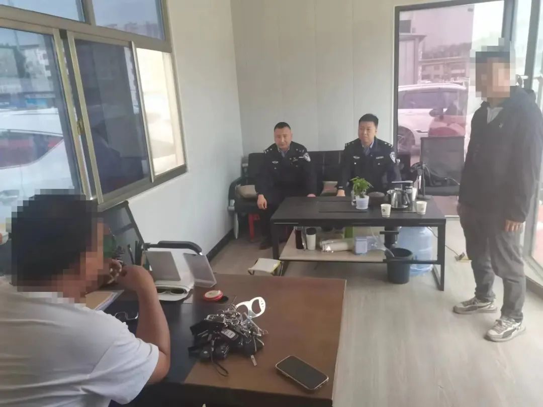 户政窗口周末开辟“学生*证办**”专场【三分钟速览成县公安动态】