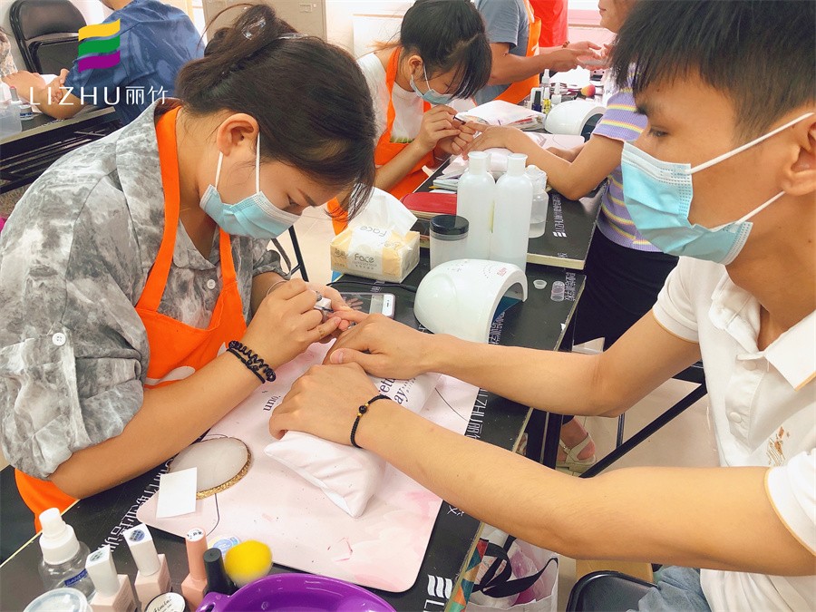 美甲学校培训得做什么款式,美甲学校学的美甲