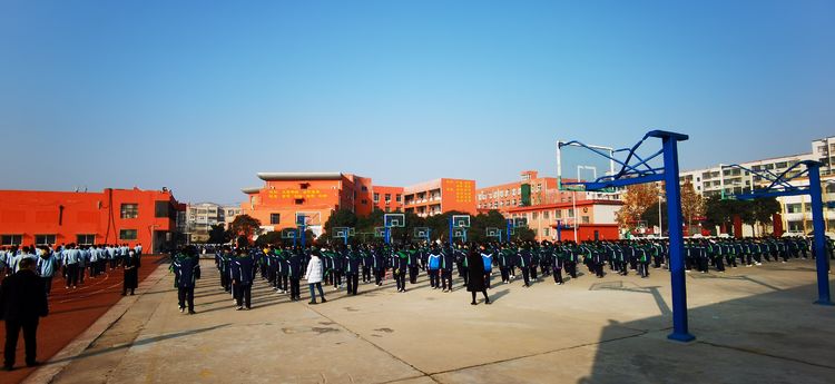 阳光体育快乐足球绘画初一,阳光体育快乐足球比赛