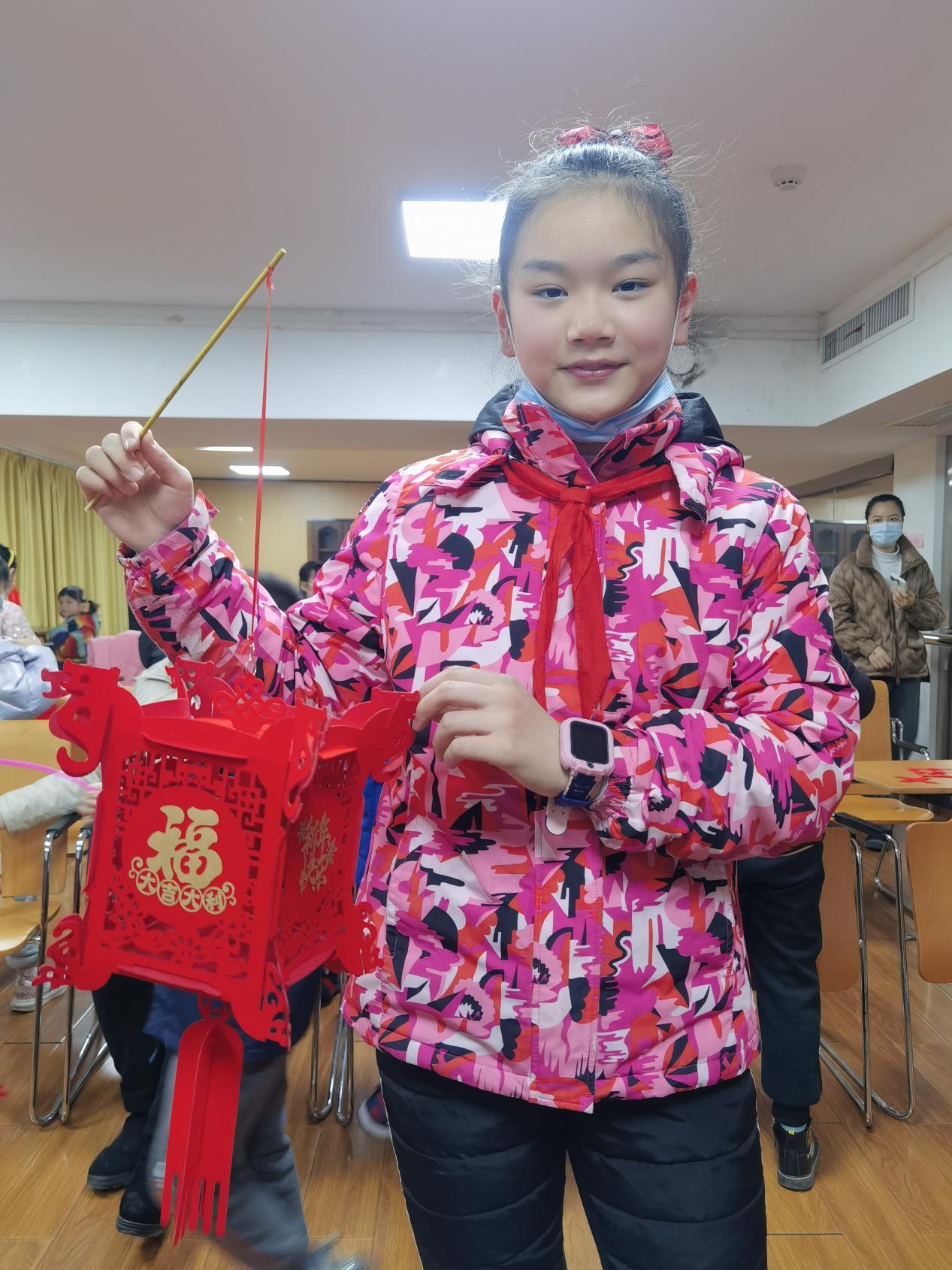 武昌区积玉桥街道融侨华府社区开展“巧手做灯笼,温暖迎新春”手工制作迎新春活动