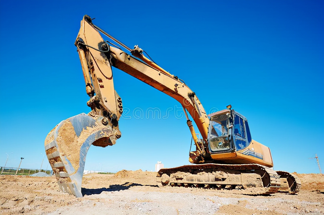 三一挖掘机更换液压油视频,日立挖掘机更换液压油过程