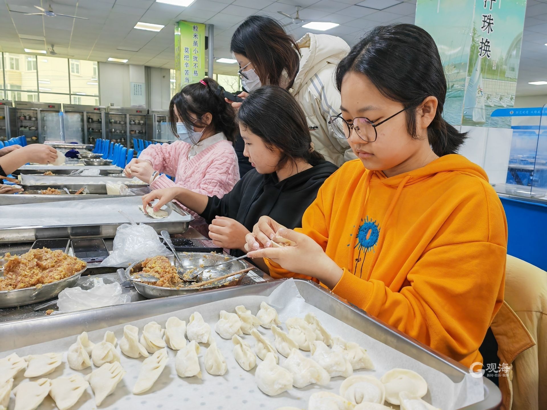 剪福字包饺子配文字,剪窗花包饺子卡通图片
