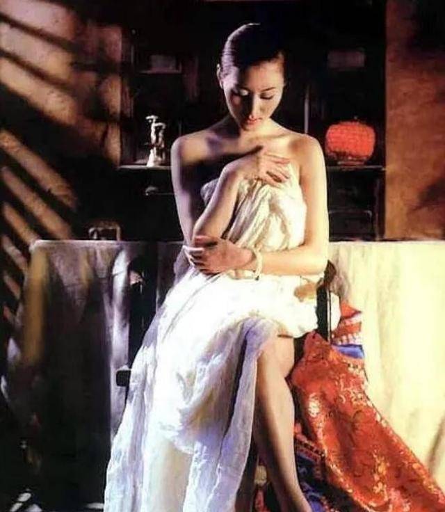 曝光！汤加丽火辣人体写真让父亲气炸，丈夫离婚后她竟然不后悔！