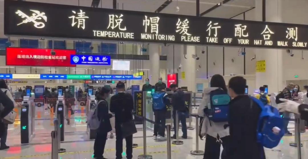 自助签注人山人海！口岸人山人海！直击香港全面通关首日火爆！