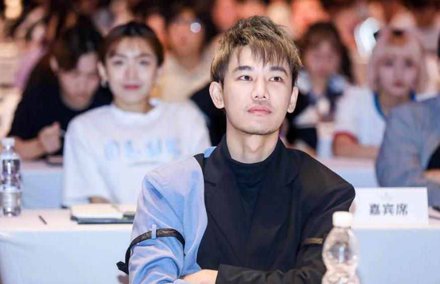 清华北大学生创业卖衣服,95后清华小伙休学卖衣服