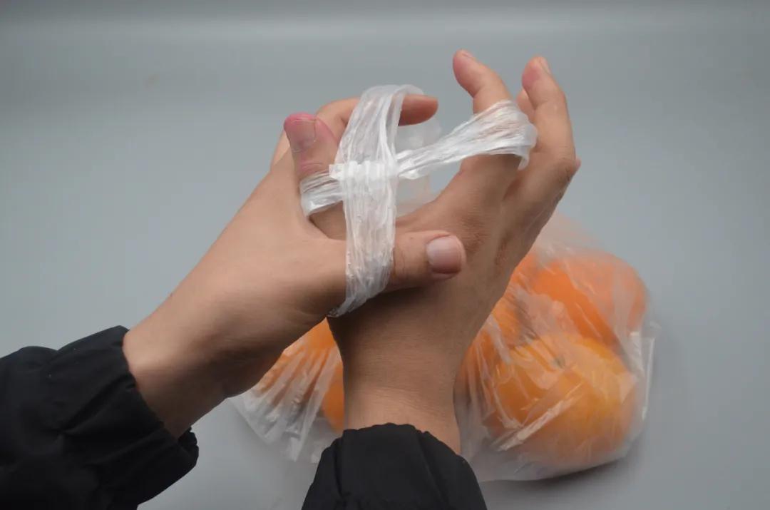 使用塑料袋双面胶笔做书包小挂件,塑料袋双面胶