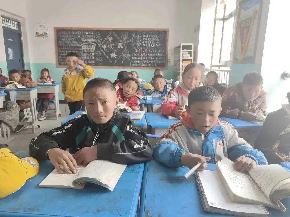 爱心人士半天认领136个微心愿,爱心人士一起帮孩子们点亮微心愿