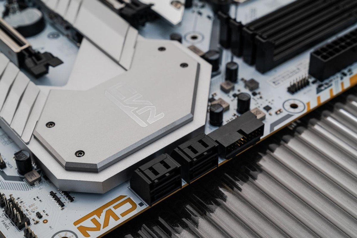 仅售1349元的白色系性价比大板！七彩虹CVNB650GAMINGFROZENV14巡洋舰主板测评