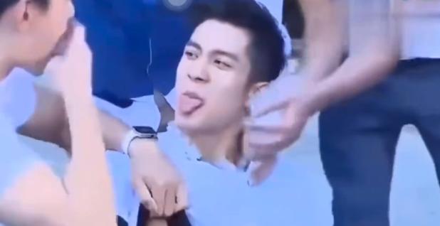 撩汉、乱认爸、男男接吻，这6位明星是没分寸感，还是“耍流氓”