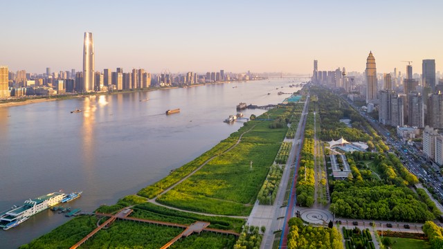 五一武汉江滩旅游人山人海,武汉青山江滩攻略