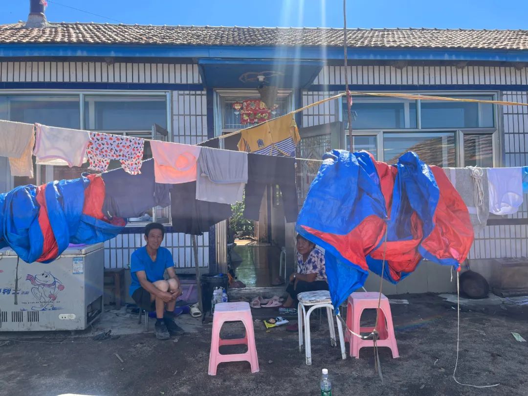 洪水退去，等待生活重启的农村老人