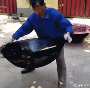 今天过来按脚，恰巧碰见了前女友，我该怎么化解尴尬呢？