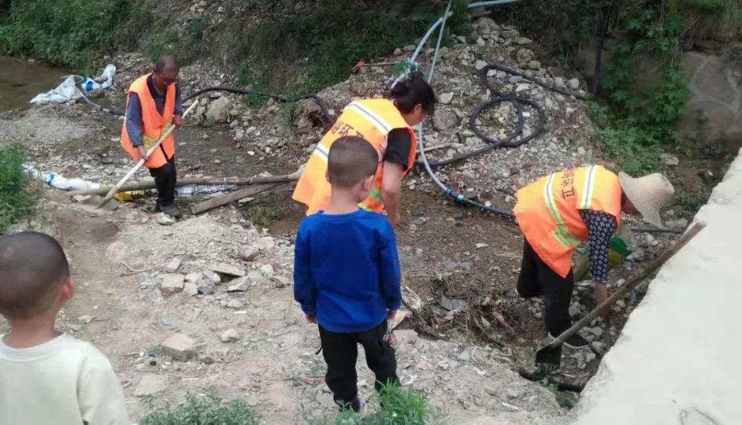 辛店镇持续开展路域环境整治行动,两城镇不断加大环境卫生整治力度