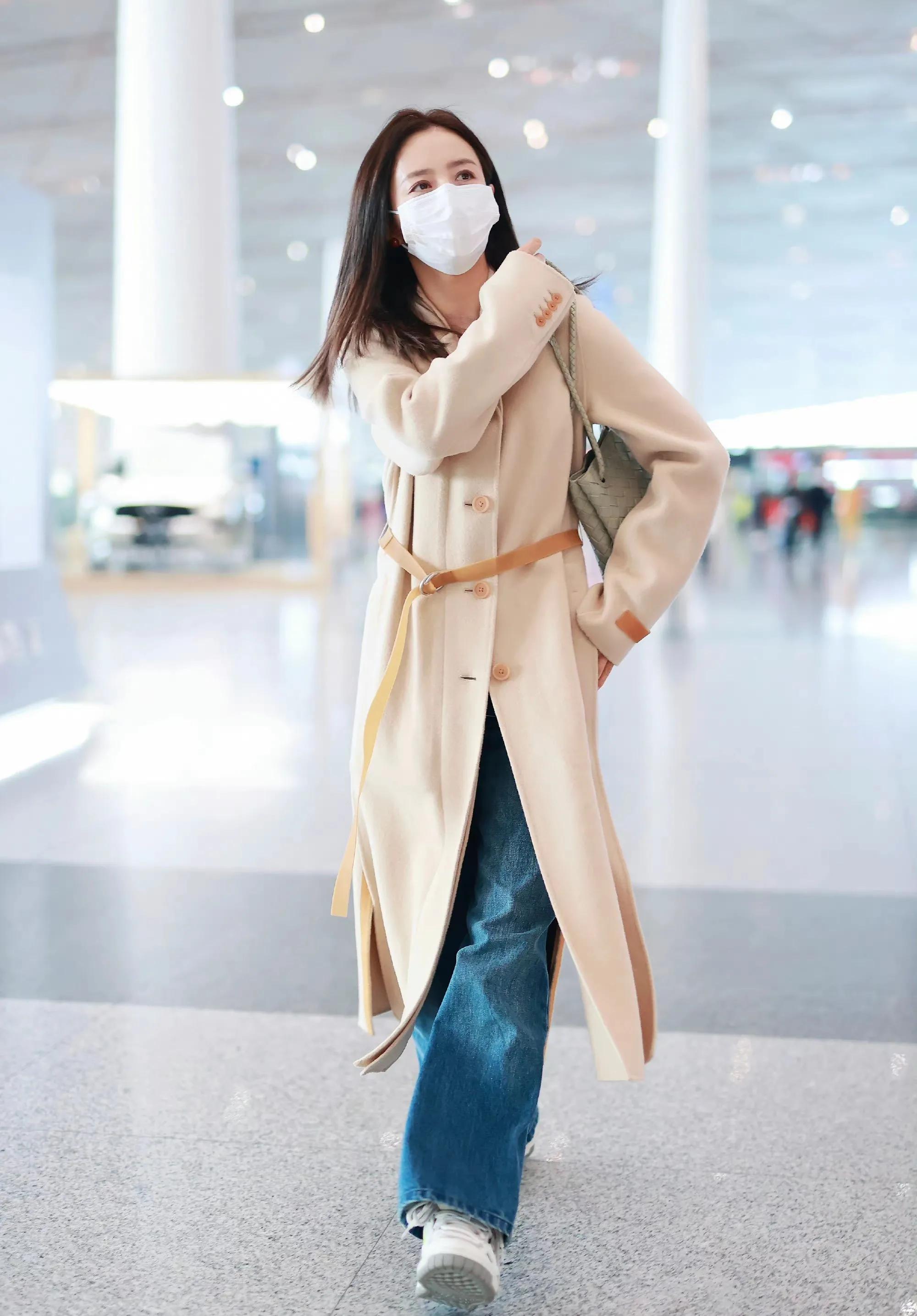 佟丽娅穿搭牛仔喇叭裤,佟丽娅连帽卫衣配大衣穿搭