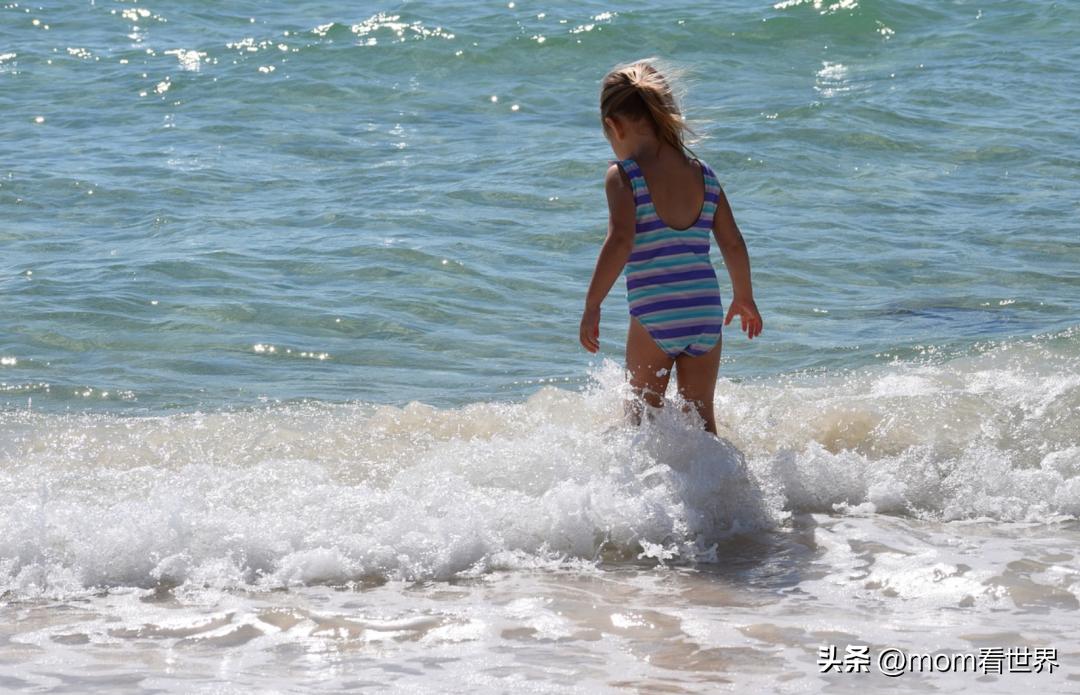 儿童泳衣买什么颜色比较安全,不要给小孩买蓝色泳衣