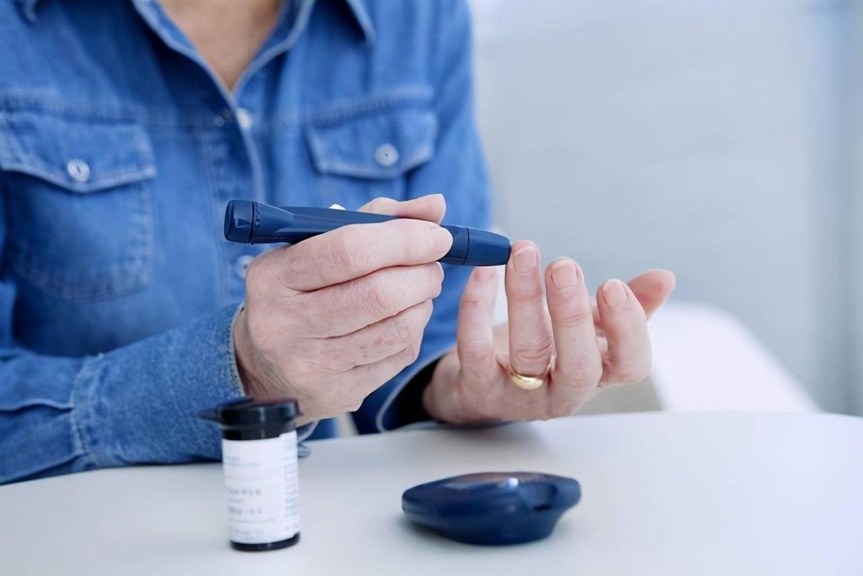 晚上睡觉嘴发干发渴是怎么回事,晚上嘴发干要喝水什么原因