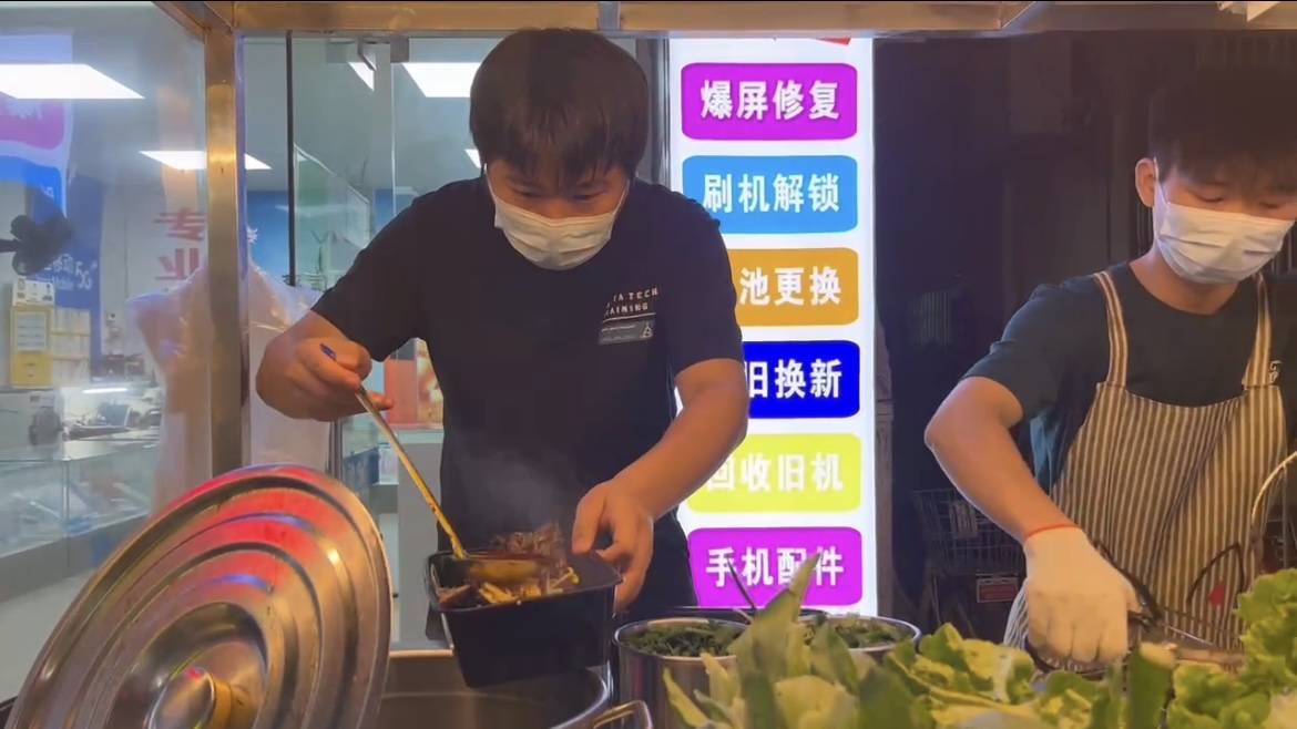 90后学校摆摊卖烤鱼,00后小伙摆摊8天赚2万