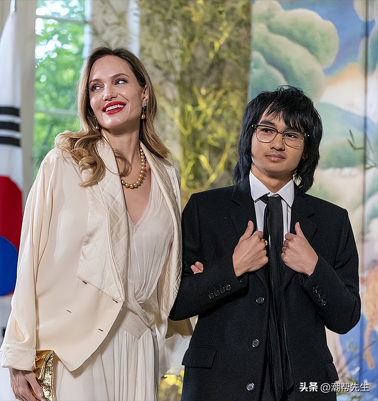 朱莉近照略显油腻老气,朱莉与儿子近照