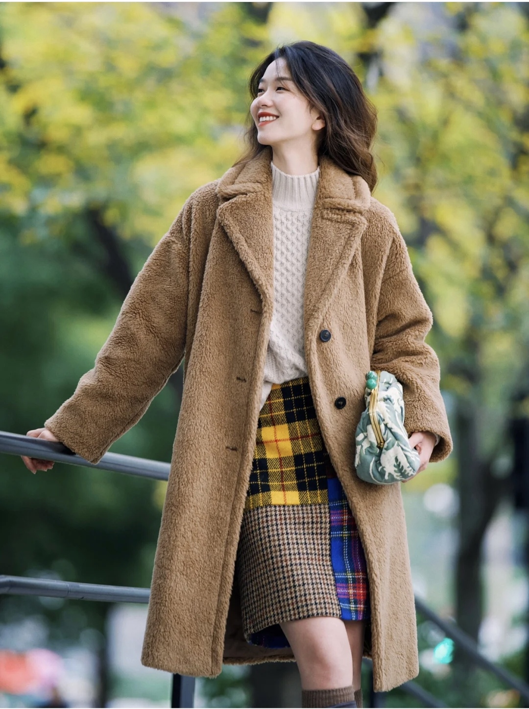 棕色的鞋子棕色大衣怎么搭配衣服,棕色大衣的穿搭技巧