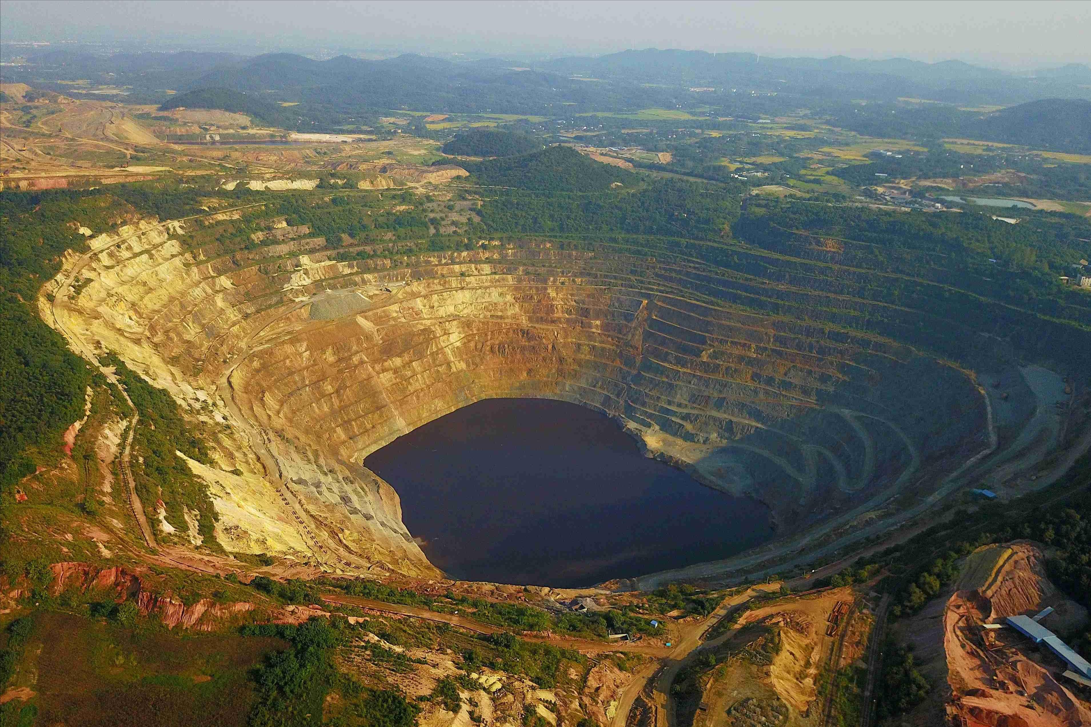 亚洲第一天坑是什么矿,亚洲第一坑煤矿图片