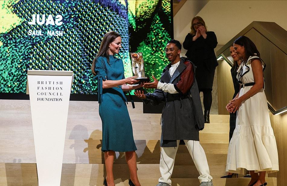 凯特终于发力了！穿6千多的绿裙亮相换风格，可惜输给梅根的战袍