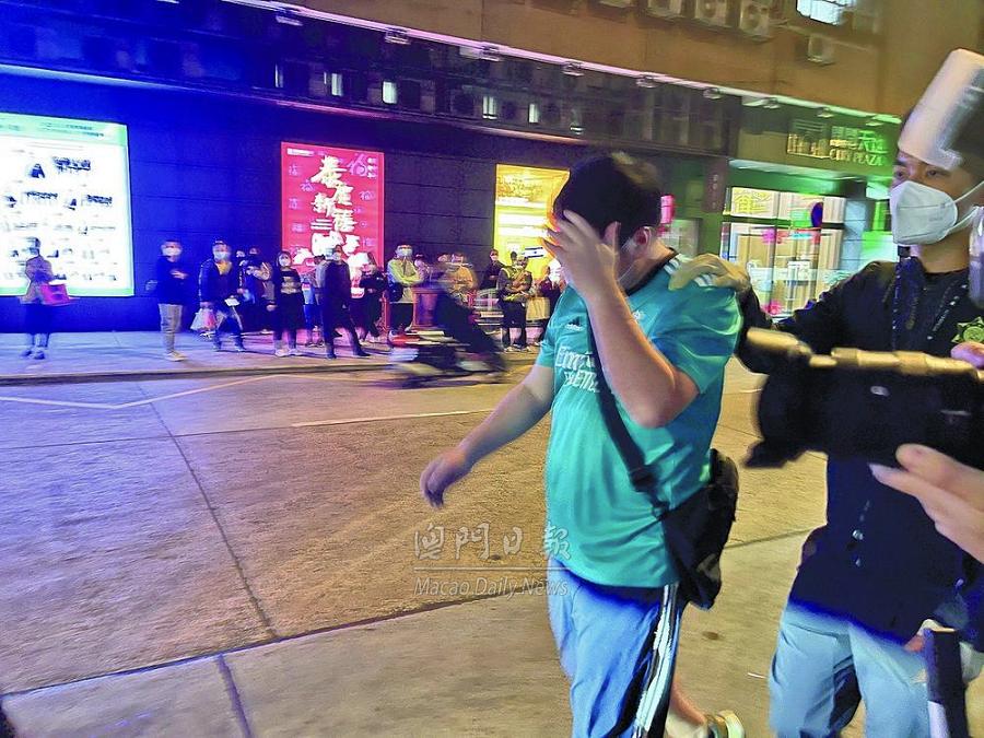 男子携带文物出境被查,男子携带可疑物品进站