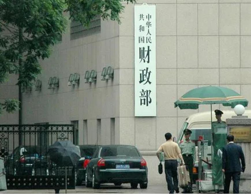 欠债2600亿，当街痛哭！给员工送宝马的河北首富，如今彻底怂了