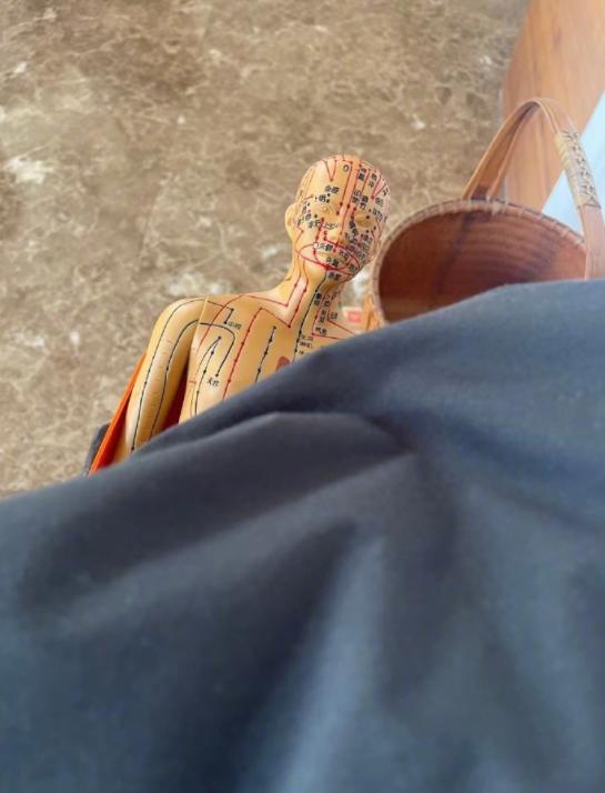 孙俪送赵又廷养生神器,孙俪帮人按摩