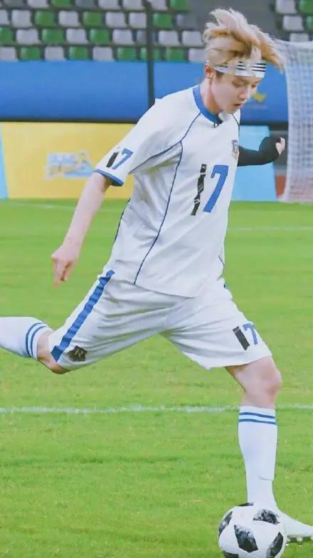 鹿晗带关晓彤看足球比赛,王思聪谈关晓彤跟鹿晗