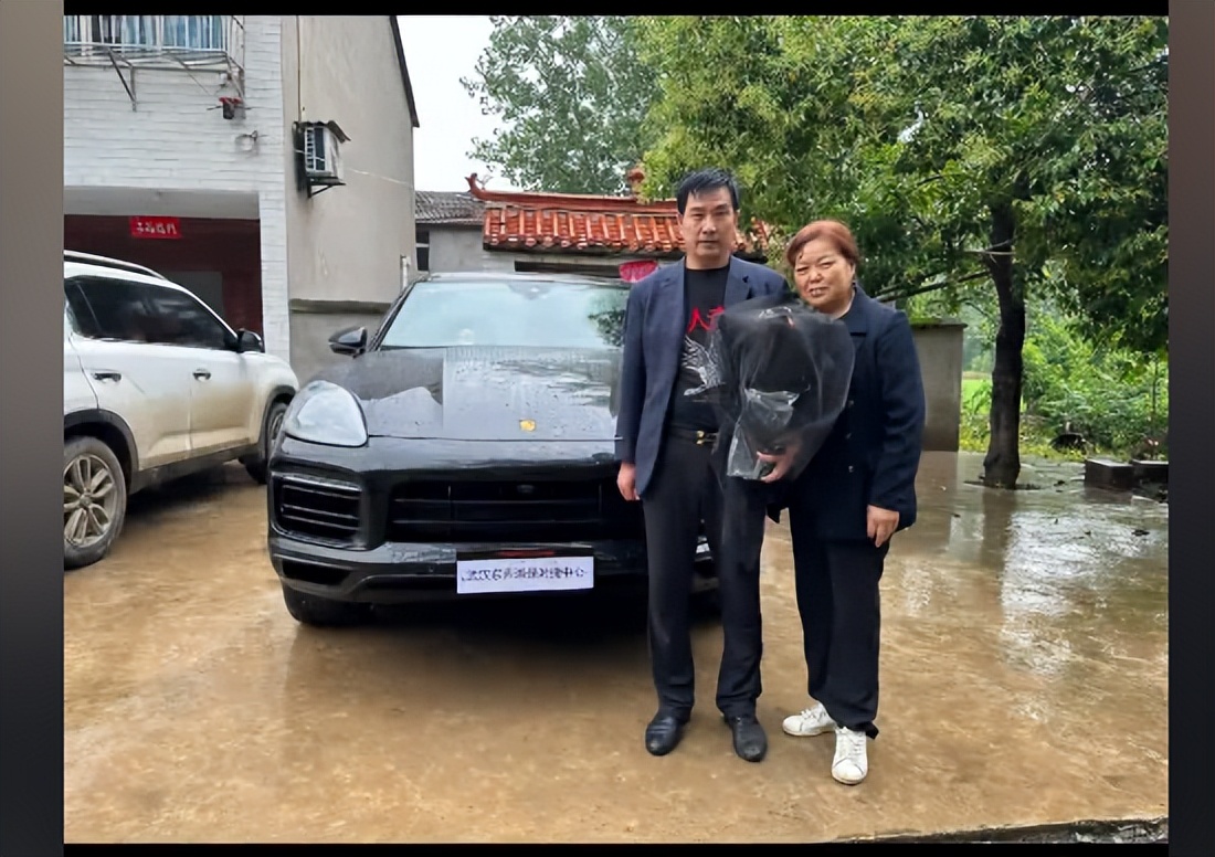 网红七颗猩猩轻松月入七十万,七颗猩猩保时捷