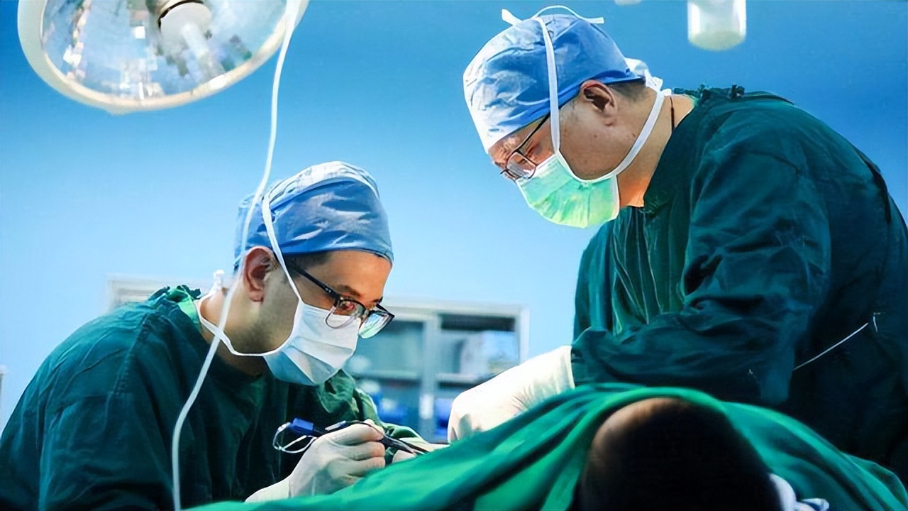 美国一女子身患宫颈癌，入院抢救之际，散发出恶臭“熏晕”23人