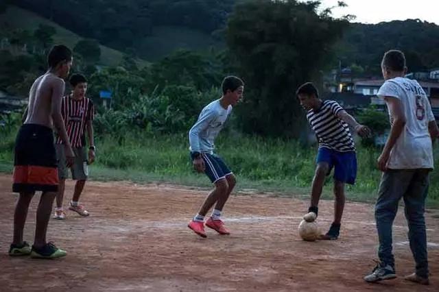 巴西贫民窟小孩足球有多强,巴西为什么穷人多