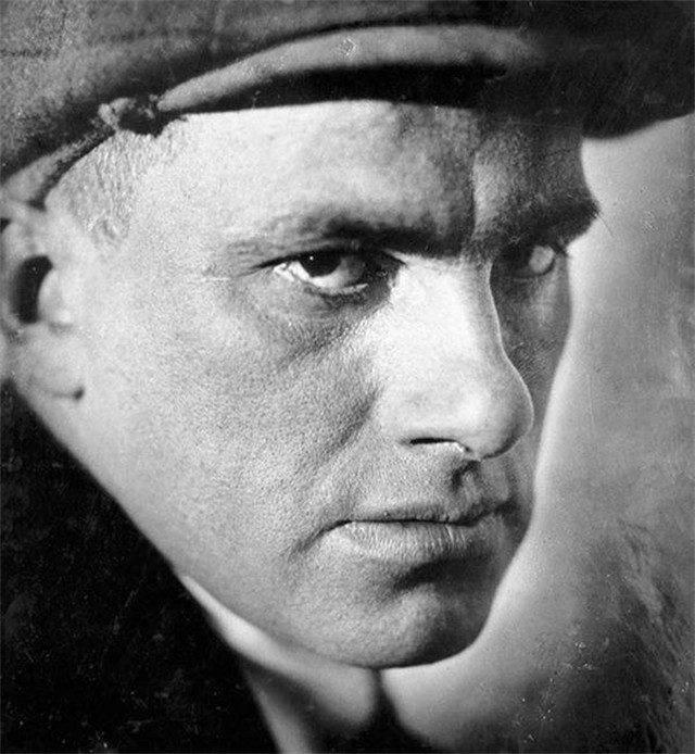 19岁爱上叶赛宁却只被他当情人，10年后，叶赛宁自杀，她坟前殉情